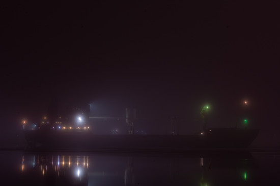 Фотография корабля в порту на рейде ночью