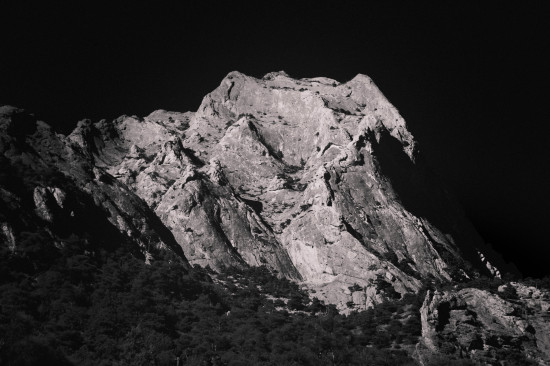Гора в ч/б тенью нарисован Слоник