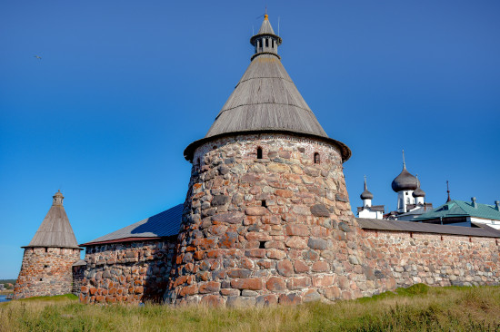 Вид на Корожную башню и Северный крепостной ров Соловецкого монастыря