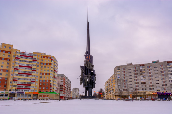 Стела «Мир и труд» в Северодвинске зимой