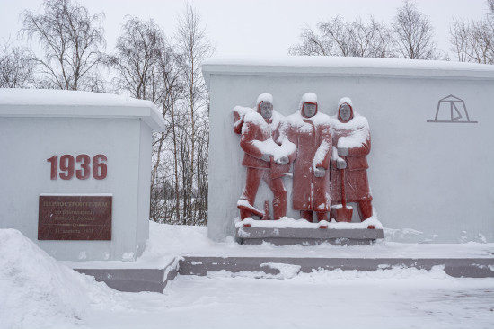 Памятник первостроителям 1936 года в Северодвинске 