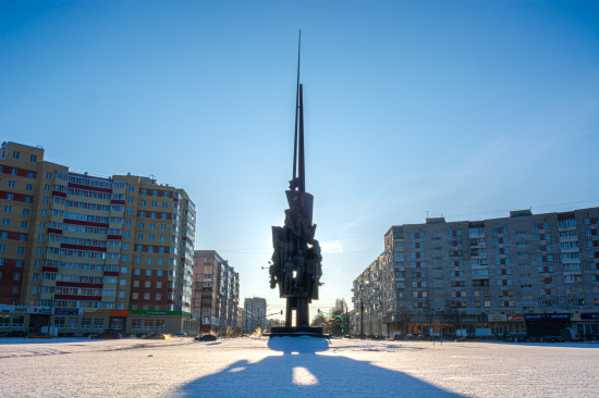 Площадь Давида Пашаева и монумент «Мир и Труд»