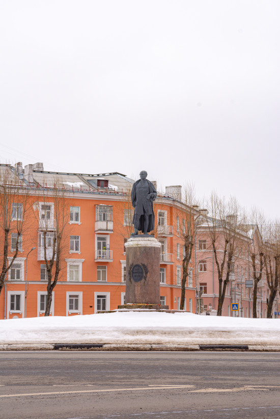 Памятник М.В. Ломоносову на площади Ломоносова в Северодвинске
